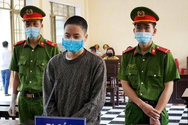 Tức vì bị đánh bằng búa, phu vàng đâm chết quản lý