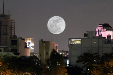 Ngắm siêu trăng trên bầu trời Sài Gòn