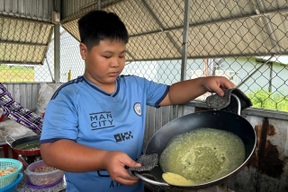 Cậu bé 13 tuổi ở Cần Thơ đổ bánh xèo như thợ lành nghề, khách ăn là mê