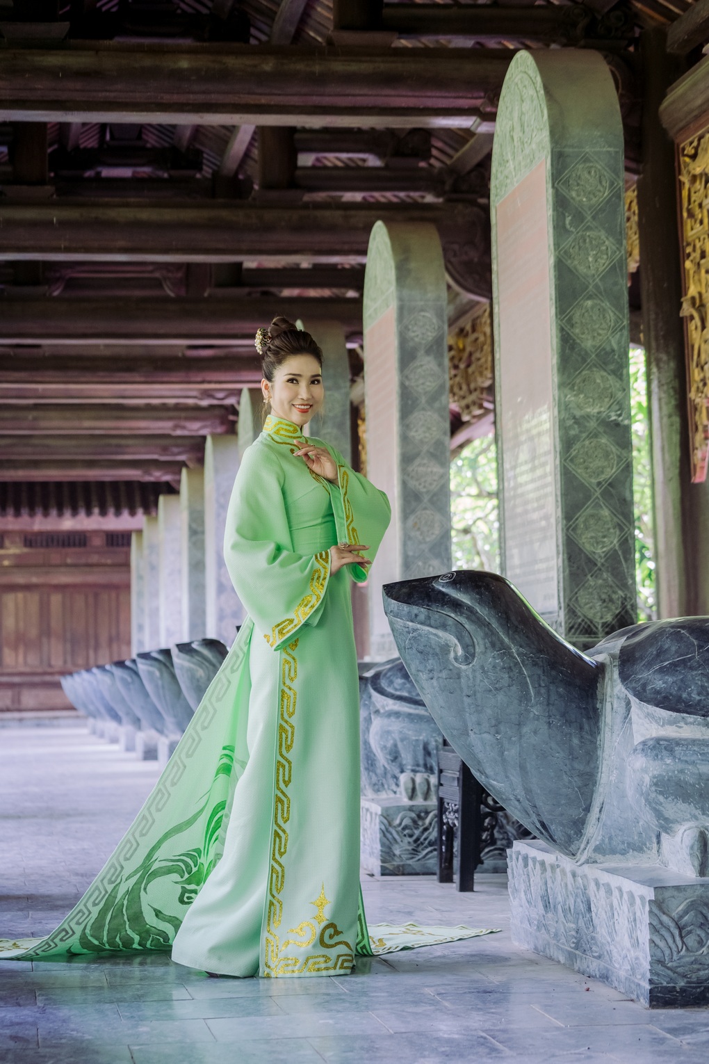 Hoa hậu cải lương Như Huỳnh nền nã với áo dài họa tiết đôi chim uyên ương - 7 Hoa hậu cải lương Như Huỳnh nền nã với áo dài họa tiết đôi chim uyên ương - 7