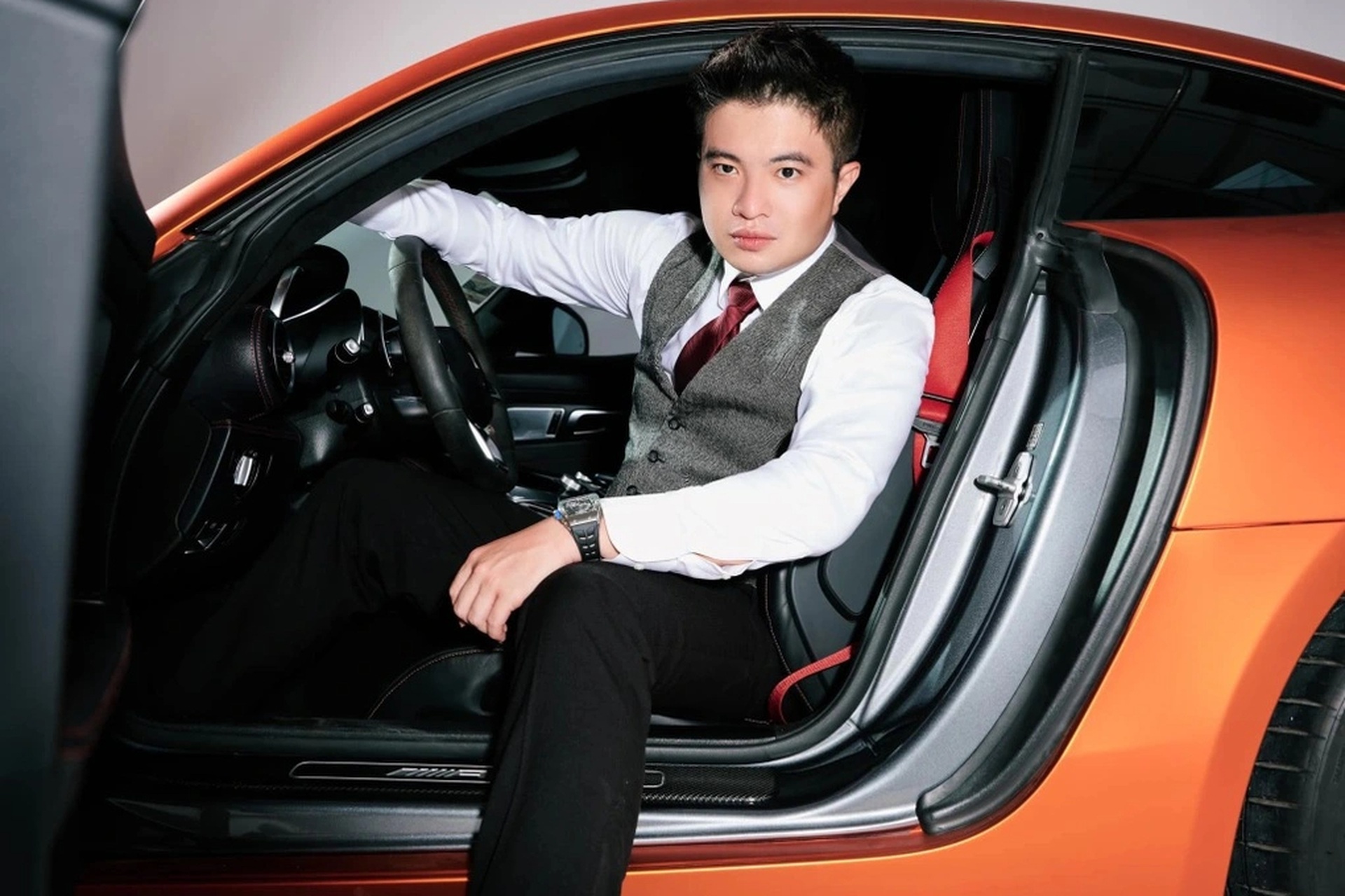 Cận cảnh dàn Rolls-Royce, Porsche, Lamborghini, G63... của siêu lừa Mr Pips - 11 Cận cảnh dàn Rolls-Royce, Porsche, Lamborghini, G63... của siêu lừa Mr Pips - 11