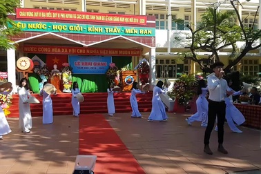 Tiết mục văn nghệ mừng khai giảng ở  trường THPT chuyên Lương Văn Chánh