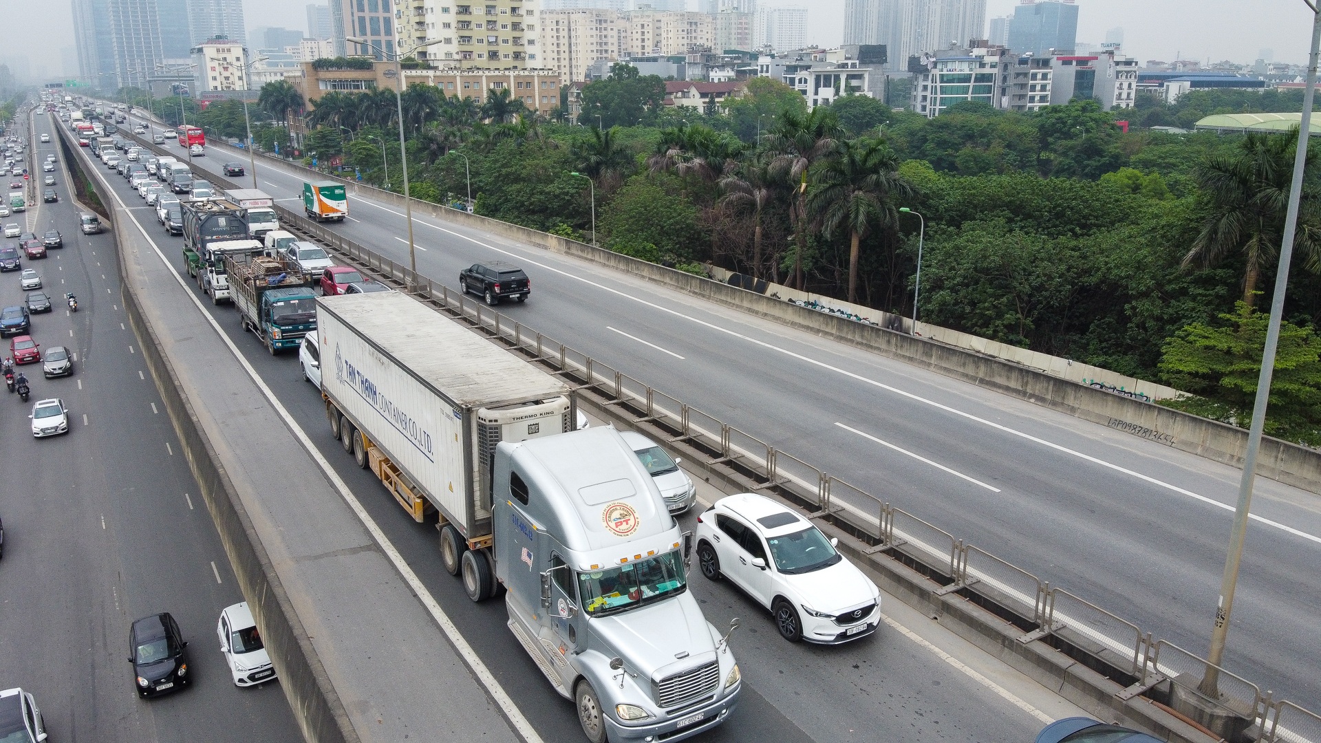 Hà Nội: Hình ảnh ô tô không lối thoát tại đường vành đai 3 trên cao - 3 Hà Nội: Hình ảnh ô tô không lối thoát tại đường vành đai 3 trên cao - 3