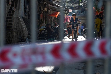 Muôn kiểu phòng chống dịch "trong lỏng, ngoài chặt" tại các khu dân cư