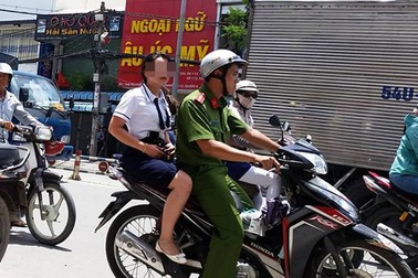 Hai nữ sinh gọi người nhà đến hỗn chiến gây náo loạn trước cổng trường