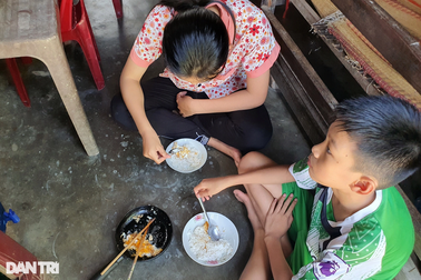 Hai đứa trẻ mồ côi cha mua mì tôm từng gói, mua trứng từng quả