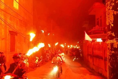 Chạy “thục mạng” xin “lửa Thánh” đêm Giao thừa