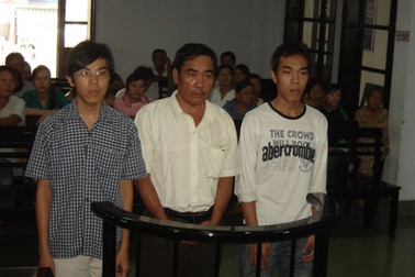 Ba cha con hầu tòa vì cùng hành hung cháu ruột