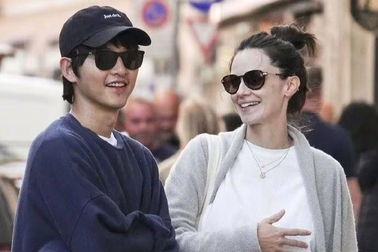 Hình ảnh rạng ngời hạnh phúc của Song Joong Ki bên vợ ngoại quốc