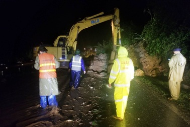 Quốc lộ 6 qua Sơn La bị sạt lở, giao thông tê liệt nhiều giờ