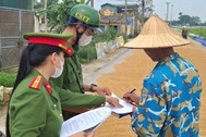 Công an đến từng thôn, xóm tuyên truyền người dân không phơi lúa trên đường