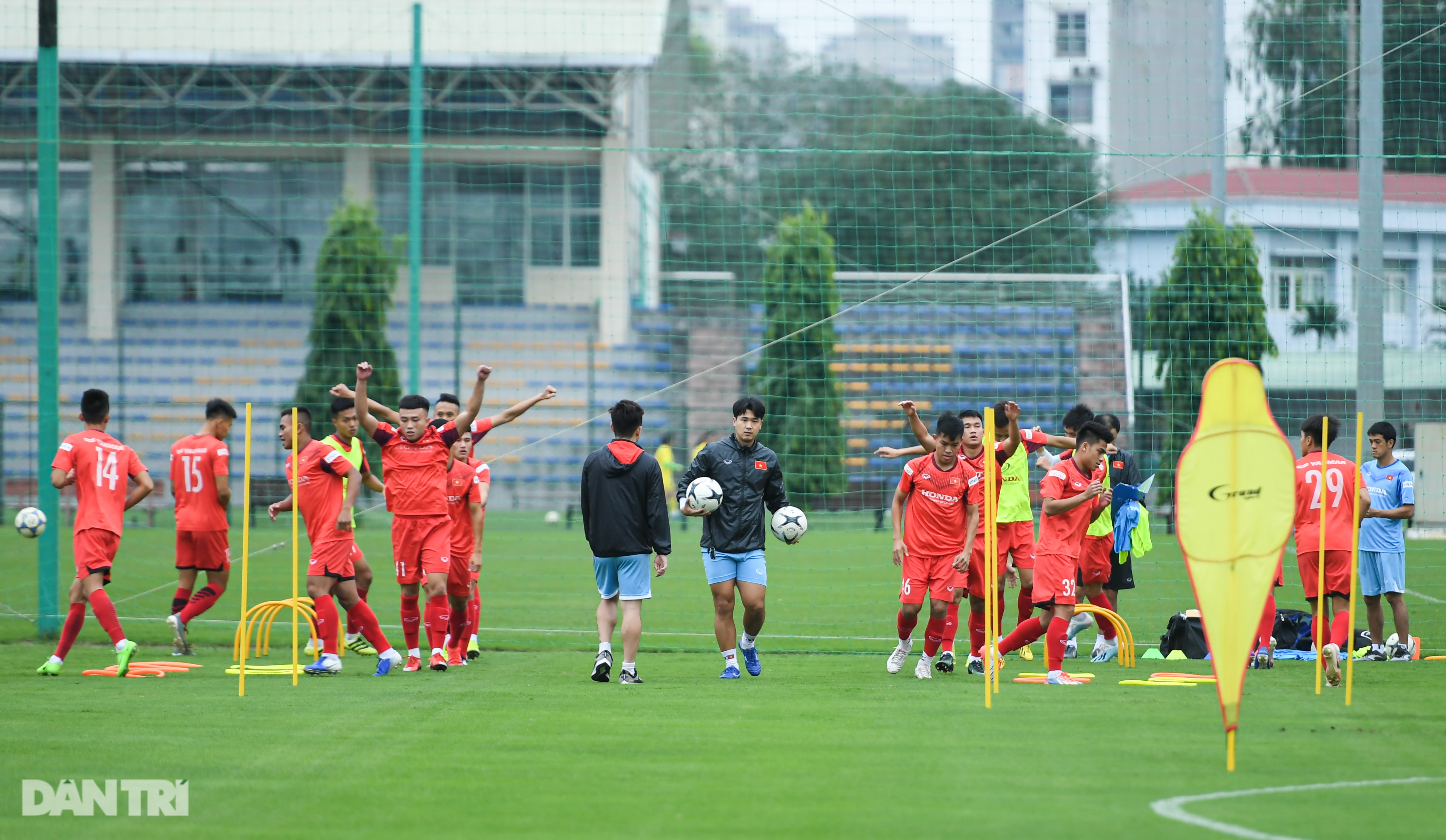 Thầy Park nhăn mặt, hướng dẫn học trò tới bung giày - 18 Thầy Park nhăn mặt, hướng dẫn học trò tới bung giày - 18