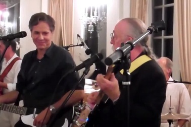 Ông Antony Blinken hát cùng ban nhạc