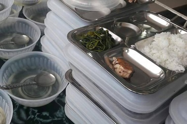 “Cơm ở trường, con không nuốt nổi”