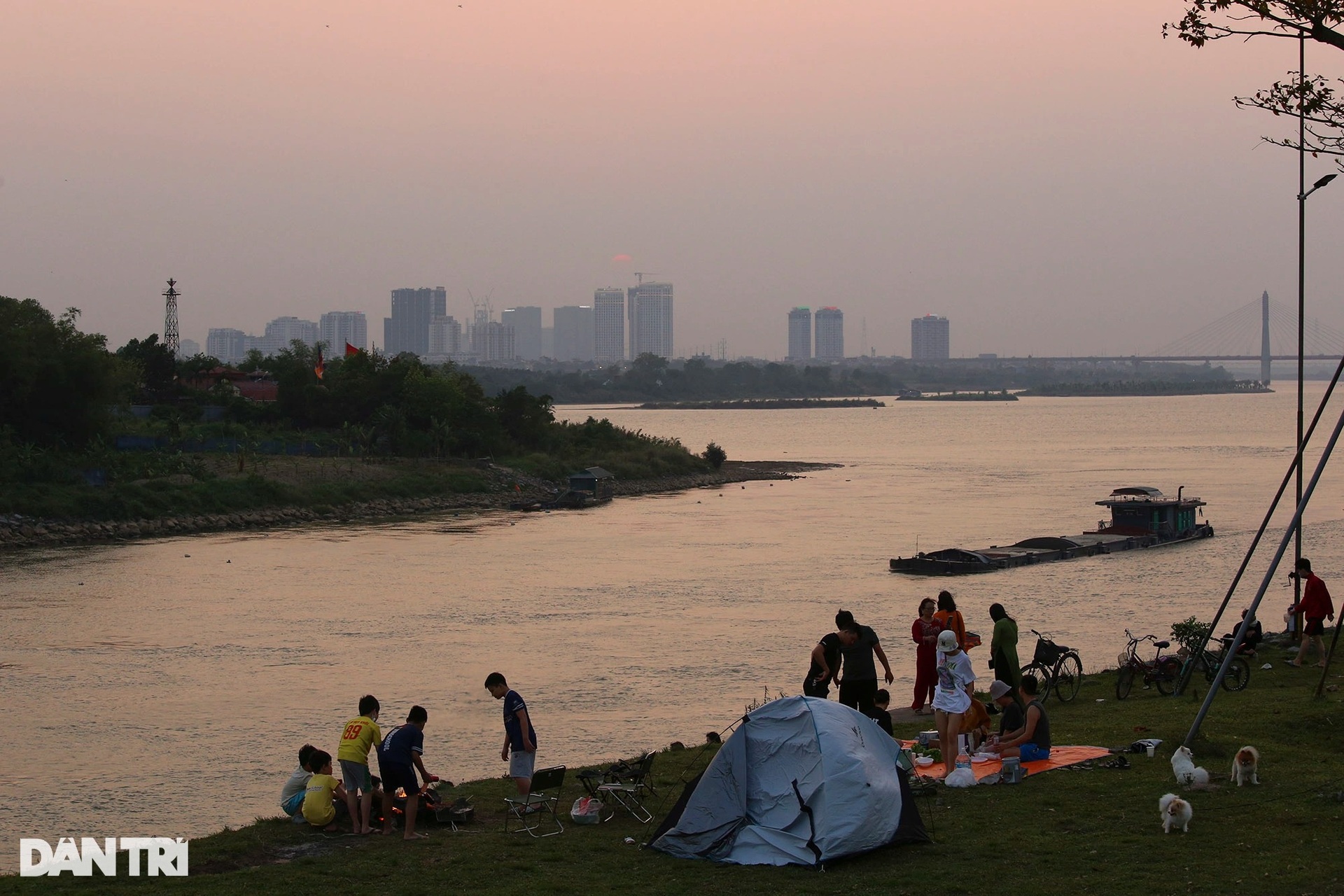 Đông nghịt người cắm trại, nghỉ ngơi ven sông Hồng dịp lễ 10/3 - 13
