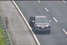 Người đàn ông dừng ô tô trên cao tốc để... đi vệ sinh