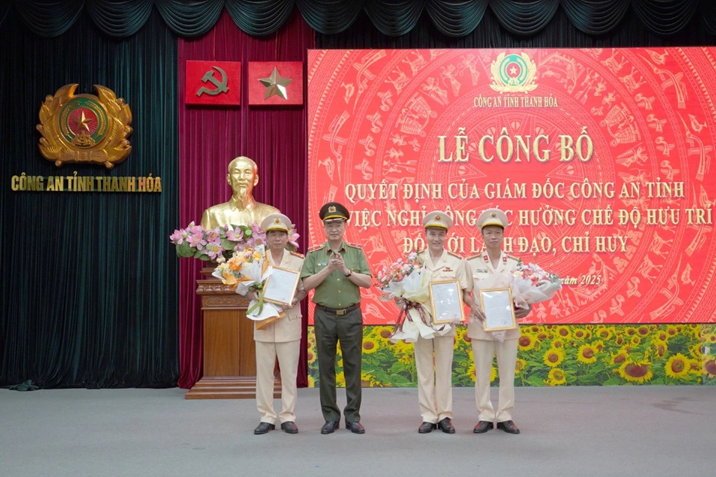 18 lãnh đạo cấp phòng, chỉ huy cấp đội công an tỉnh xin nghỉ hưu sớm - 1 18 lãnh đạo cấp phòng, chỉ huy cấp đội công an tỉnh xin nghỉ hưu sớm
