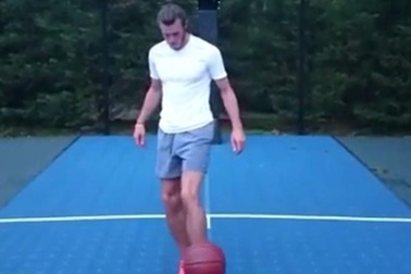 Gareth Bale trổ tài chơi bóng rổ bằng... chân