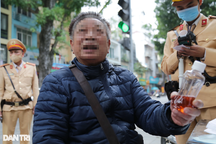 "Dính" nồng độ cồn, người đàn ông lôi ra cả chai rượu thuốc