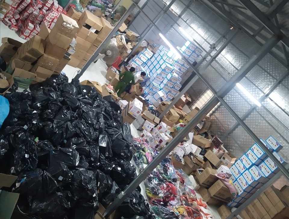 Nóng: Ập vào kho hàng giả, nhái khủng nhất từ trước đến nay ở Ninh Bình - 1 Nóng: Ập vào kho hàng giả, nhái khủng nhất từ trước đến nay ở Ninh Bình - 1