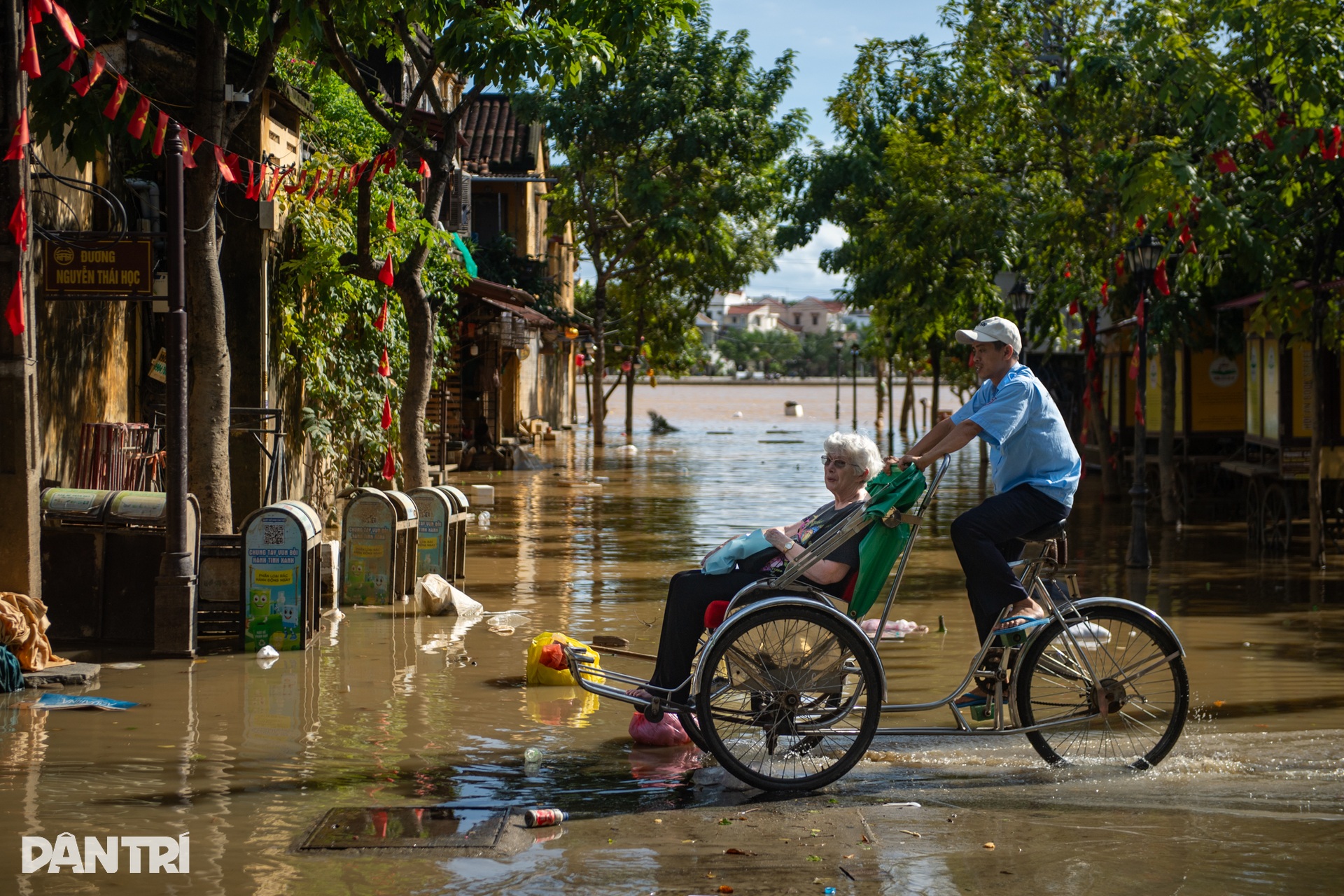 ទីក្រុង Hoi An រស់ឡើងវិញបន្ទាប់ពីព្យុះ និងទឹកជំនន់ មានភាពអ៊ូអរដើម្បីស្វាគមន៍ភ្ញៀវទេសចរមកវិញ - ១១ Hội An bừng sức sống sau bão lũ, nhộn nhịp đón khách du lịch trở lại - 11