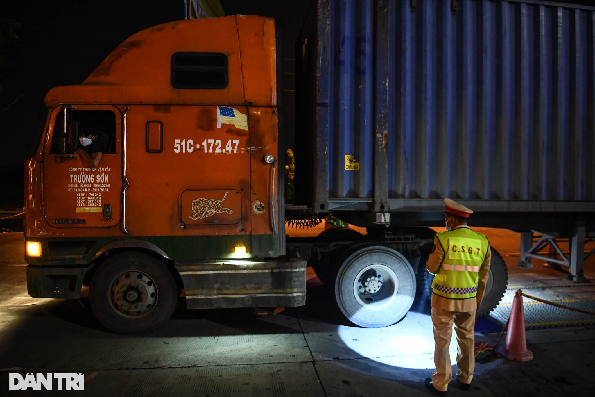 Xe siêu trường quá tải trọng tăng ga không hợp tác, uy hiếp CSGT ở Hà Nội - 13 Xe siêu trường quá tải trọng tăng ga không hợp tác, uy hiếp CSGT ở Hà Nội - 13