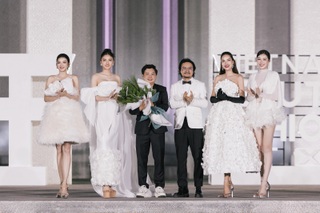 Hoa hậu Lê Hoàng Phương khoe vai trần, làm vedette show thời trang - 8
