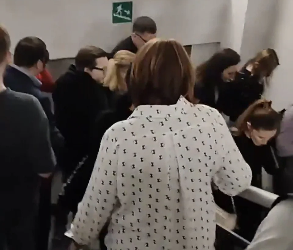 Nghi vấn cửa thoát hiểm bị khóa trong vụ khủng bố ở Moscow - 2 Nghi vấn cửa thoát hiểm bị khóa trong vụ khủng bố ở Moscow - 2
