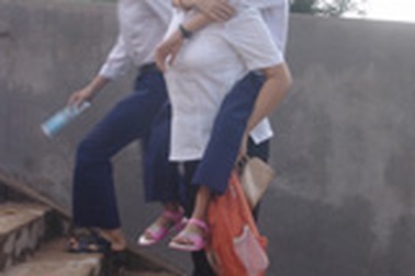 Cùng mẹ vượt qua số phận