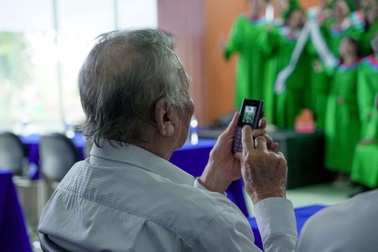 Bức ảnh mờ từ điện thoại "cục gạch" của ông ngoại 91 tuổi gây xúc động