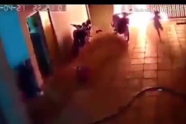 Dội bom xăng vào nhà hàng xóm