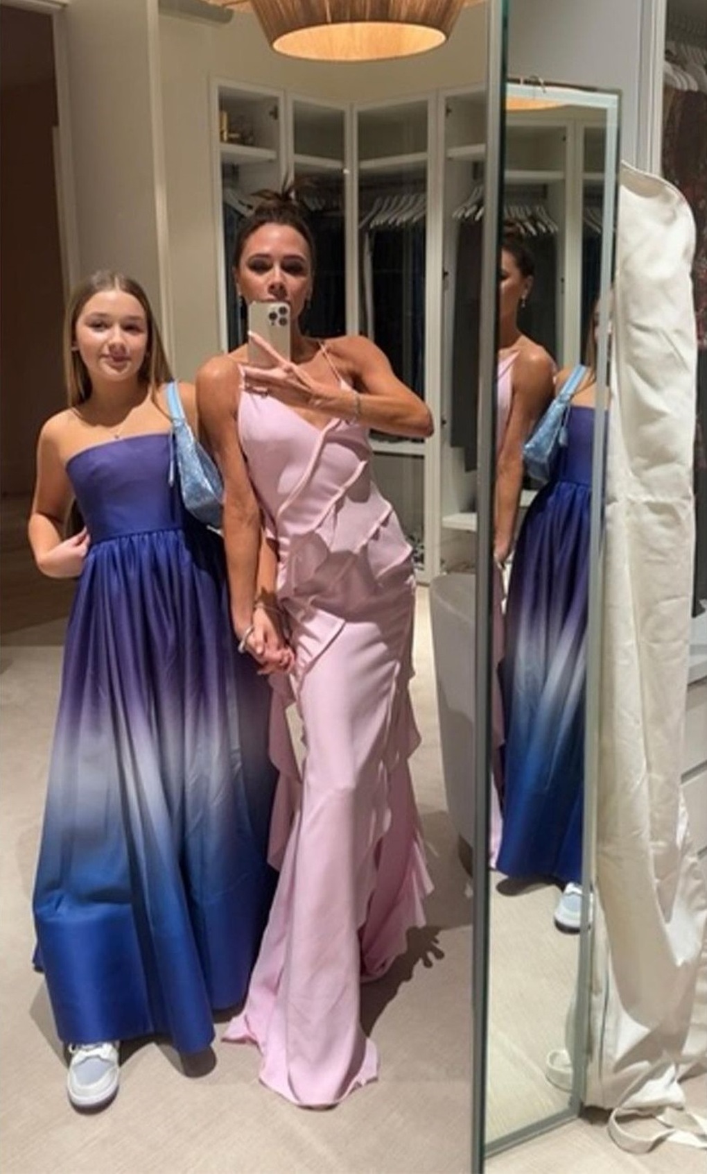 Harper Beckham biết làm điệu, được mẹ thiết kế váy đắt tiền đi dự sự kiện - 3 Harper Beckham biết làm điệu, được mẹ thiết kế váy đắt tiền đi dự sự kiện - 3