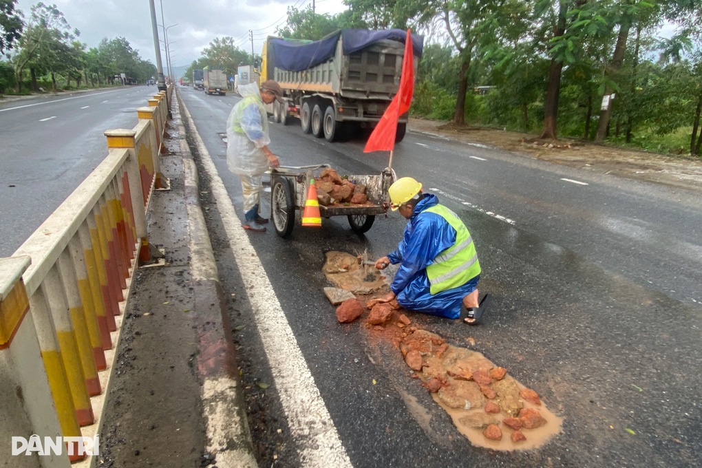Cao tốc chưa thể thông xe, quốc lộ chằng chịt ổ gà sau mưa lũ - 3 Cao tốc chưa thể thông xe, quốc lộ chằng chịt ổ gà sau mưa lũ - 3