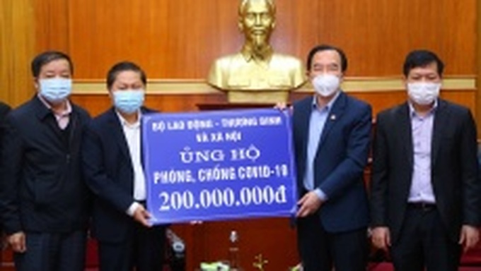 Bộ LĐ-TB&XH: Trao tặng 200 triệu đồng ủng hộ phòng, chống dịch COVID-19