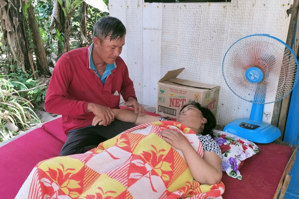 Người chồng đêm đêm đi bắt chuột kiếm tiền chữa bệnh cho vợ - 2 Người chồng đêm đêm đi bắt chuột kiếm tiền chữa bệnh cho vợ - 2