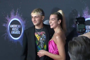Anwar Hadid đẹp đôi bên Dua Lipa