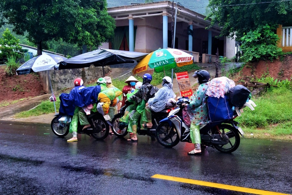 Người dân góp tiền, đội mưa trao sữa, bánh cho dòng người về quê - 1 Người dân góp tiền, đội mưa trao sữa, bánh cho dòng người về quê - 1