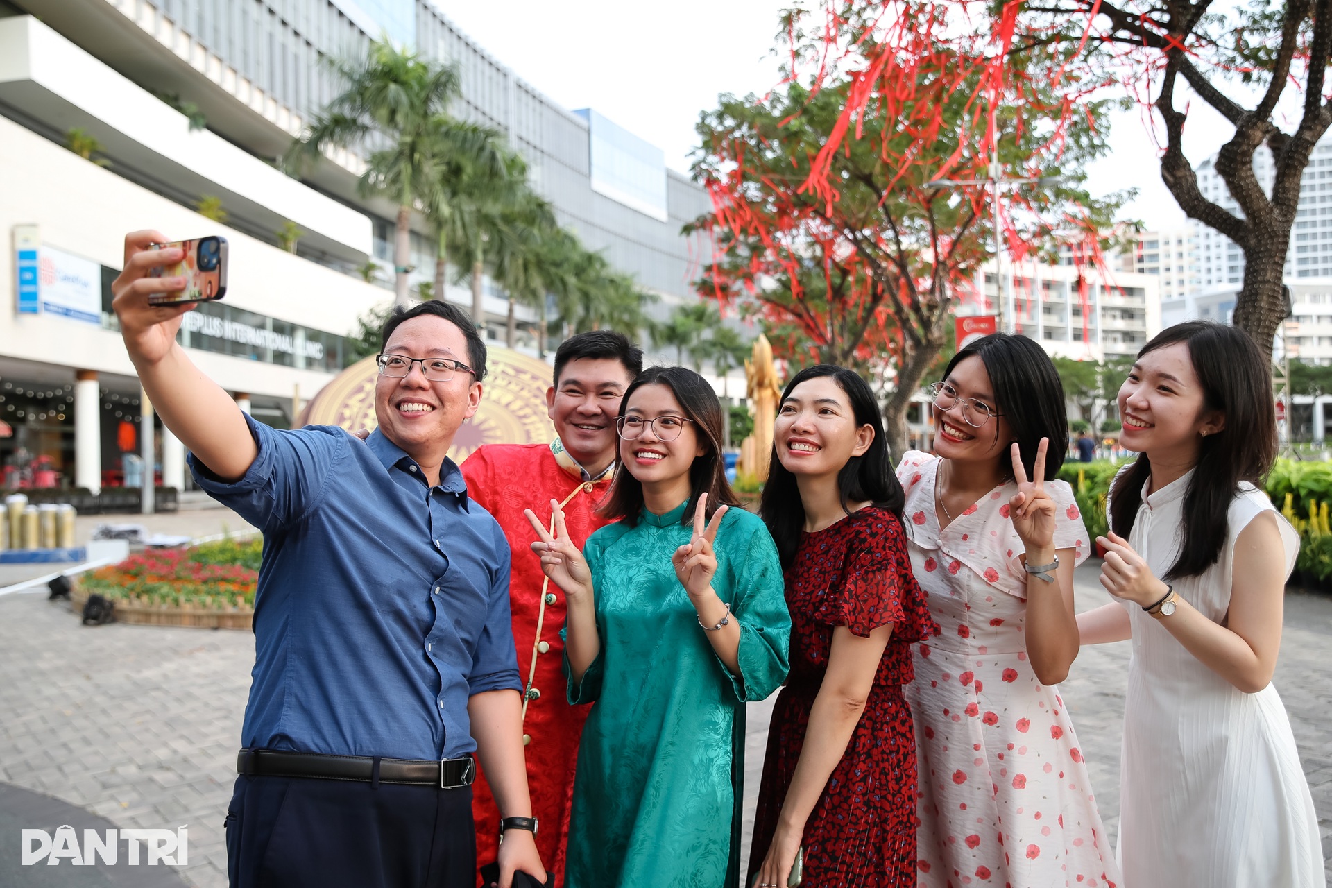 Đường hoa xuân khu nhà giàu Phú Mỹ Hưng trước giờ khai mạc - 8 Đường hoa xuân khu nhà giàu Phú Mỹ Hưng trước giờ khai mạc - 8