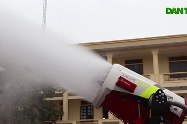 Xem "siêu robot chữa cháy" phun nước xa 80m