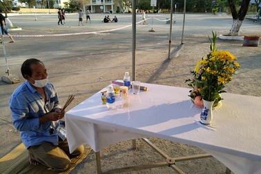 Người đàn ông lập bàn thờ chịu tang cha trong khu cách ly