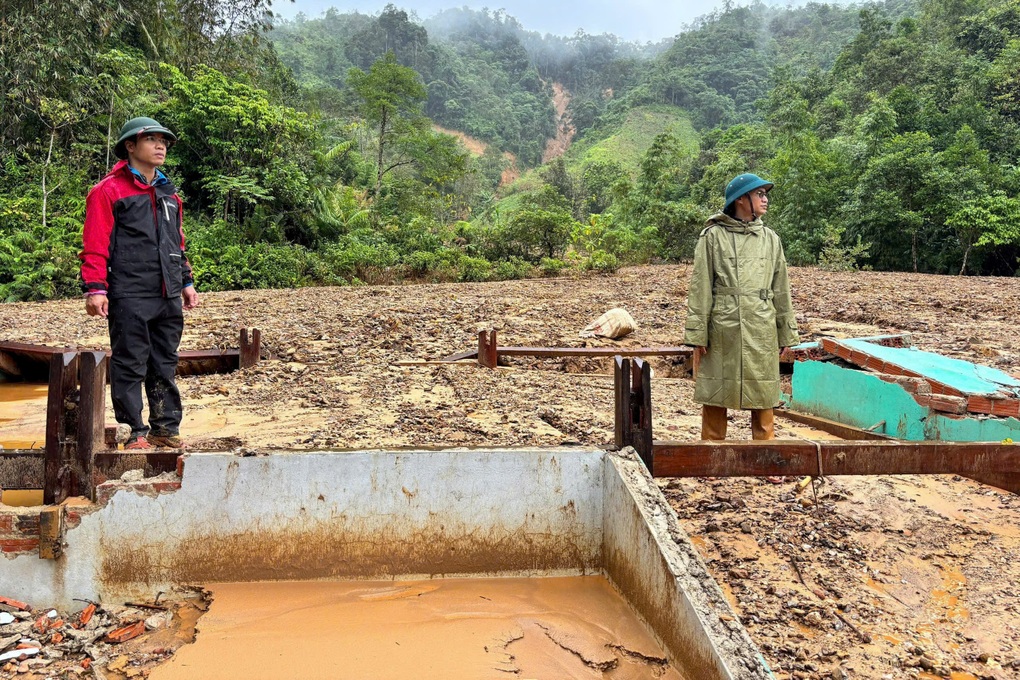 Người dân đi bộ 15km, vượt núi để mua nhu yếu phẩm vào vùng cô lập - 3 Người dân đi bộ 15km, vượt núi để mua nhu yếu phẩm vào vùng cô lập - 3