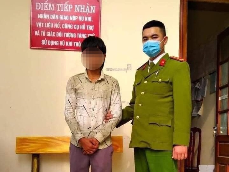 Thiếu niên 15 tuổi tay cầm dao phóng lợn, lái xe máy bằng chân - 2 Thiếu niên 15 tuổi tay cầm dao phóng lợn, lái xe máy bằng chân - 2