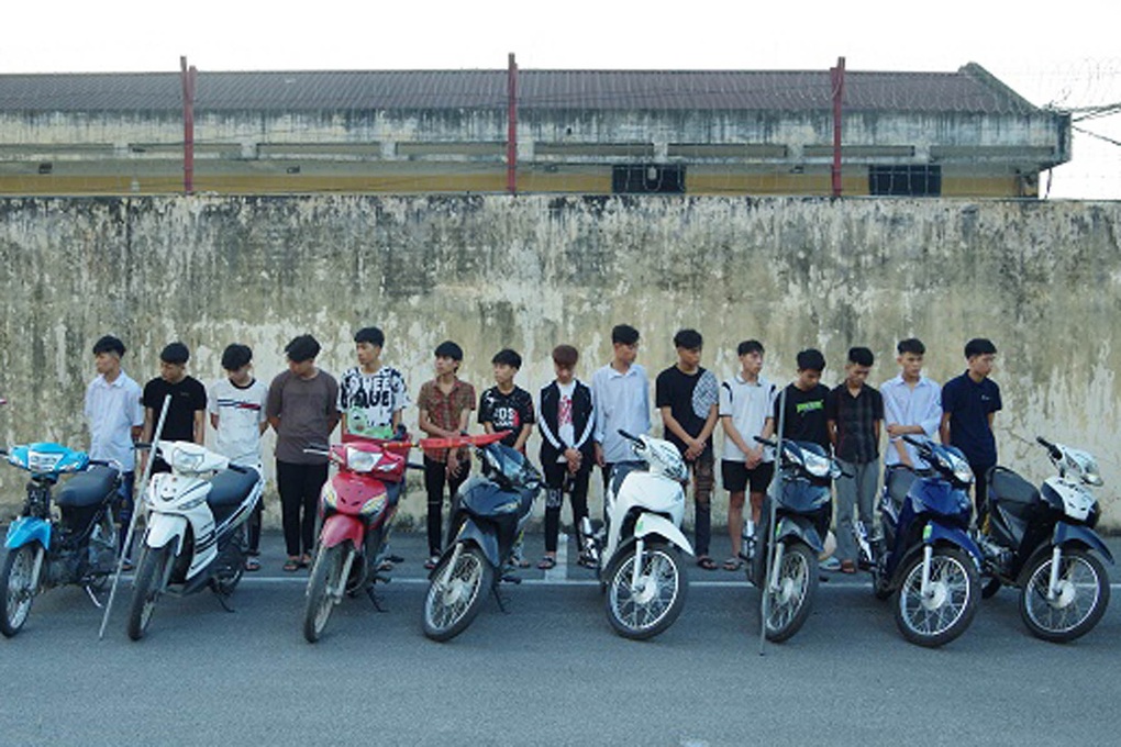 Nhóm thanh thiếu niên đi xe máy hú hét, ném nhiều vỏ chai bia vào nhà dân - 1 Nhóm thanh thiếu niên đi xe máy hú hét, ném nhiều vỏ chai bia vào nhà dân - 1