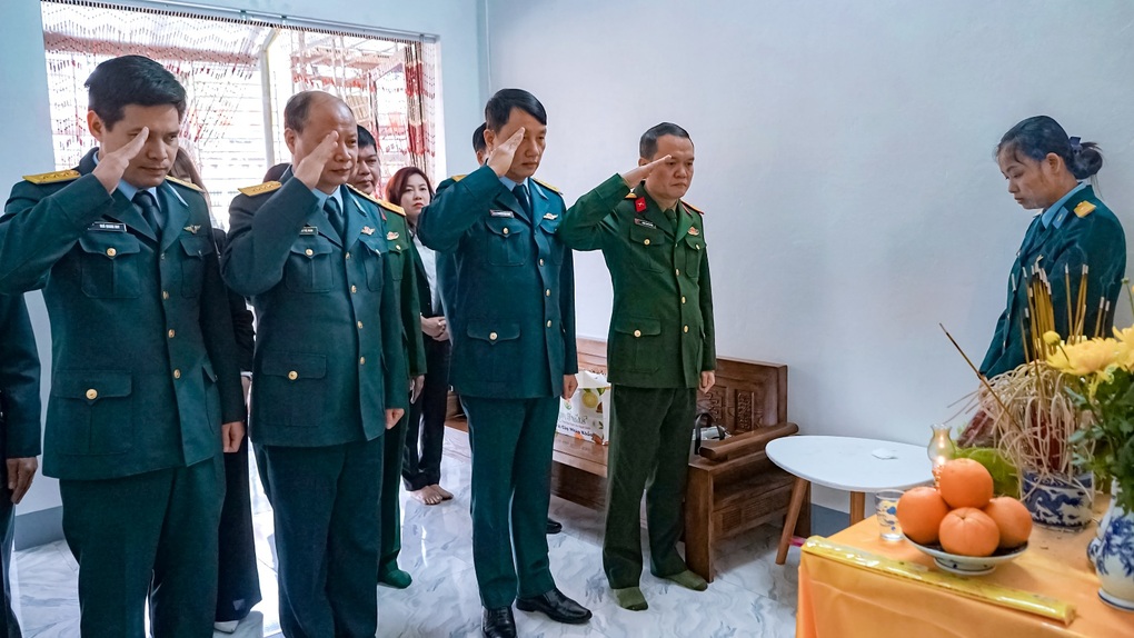 MIC bồi thường và tặng 2 bảo hiểm cho con Thiếu tá Trần Ngọc Duy - 4 MIC bồi thường và tặng 2 bảo hiểm cho con Thiếu tá Trần Ngọc Duy - 4