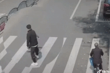 Phản ứng cực nhanh của người đàn ông cứu em bé khỏi bị xe tông