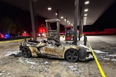 Chiếc xe thể thao trị giá 140.000 USD bốc cháy khi đang bơm xăng