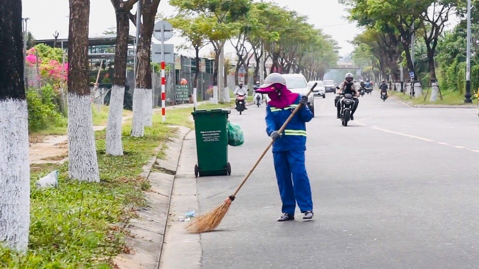 Khẩu trang y tế vương vãi khắp nơi trên đường phố Đà Nẵng - 3 Khẩu trang y tế vương vãi khắp nơi trên đường phố Đà Nẵng - 3