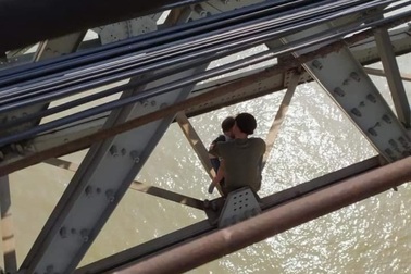 Giải cứu người đàn ông ôm con định nhảy cầu Long Biên