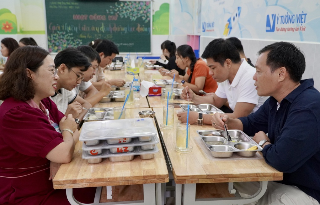 Föräldrar i Ho Chi Minh-staden kikar in i skolköket och provar sina barns skolluncher - 3 Phụ huynh TPHCM soi bếp ăn bán trú, ăn thử bữa trưa của con ở trường - 3