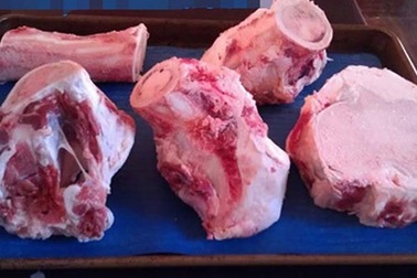 Ngã ngửa trước đồn thổi xương bê "trinh nguyên"